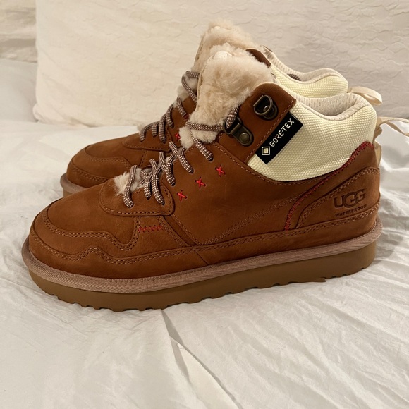 NWT UGG Women’s Tan WaterProof Hiking Boot size 7 s/n 1130772 - Picture 3 of 15